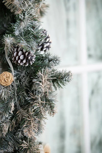 クリスマスの装飾と詐欺とウィンドウの断片 — ストック写真