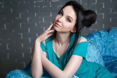 Parlak renkli makyajlı güzel bir kız portresi.