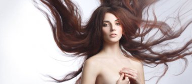 Beyaz arka plan üzerinde izole rüzgar gelişmekte olan uzun saçlı kız.