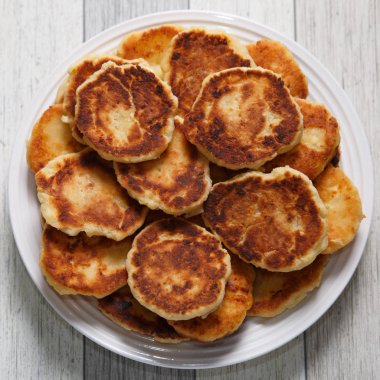 Bir tabaküzerinde lezzetli kızarmış peynir kek.