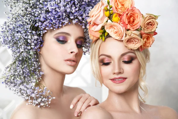 Модний Портрет Краси Двох Красивих Дівчат Квіткових Вінках — стокове фото