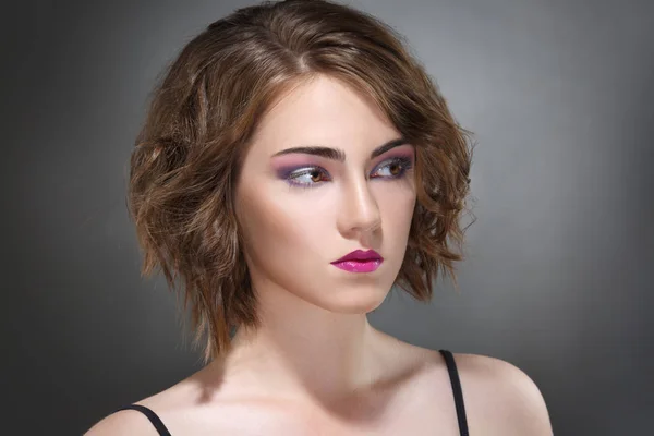 Retrato Belleza Moda Una Chica Con Maquillaje Brillante Tonos Lila —  Fotos de Stock