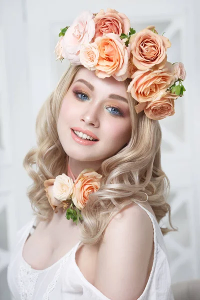 茶のバラの花輪でかわいい笑顔のブロンドの女の子のファッションの美しさの肖像画 — ストック写真