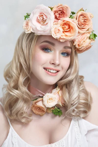 Moda Piękno Portret Cute Uśmiechnięta Blond Dziewczyna Wieniec Róż Herbaty — Zdjęcie stockowe