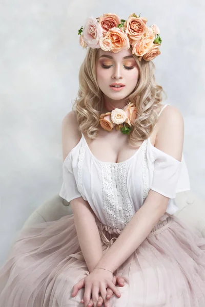 Nice Blonde Girl Vintage Dress Wreath Tea Roses Sits Chair — Stock Photo, Image