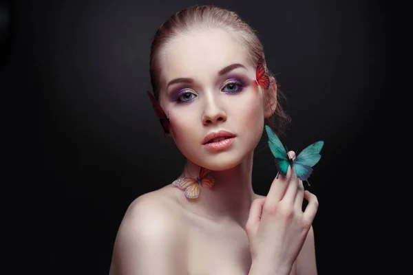 Retrato Moda Beleza Uma Menina Misteriosa Bonito Com Borboletas Seu — Fotografia de Stock