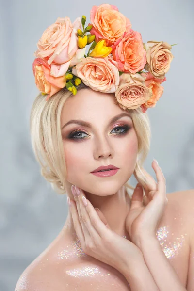 Piękno Portret Cute Blond Dziewczyna Wieniec Róż Herbaty — Zdjęcie stockowe