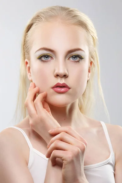 Retrato Belleza Una Joven Rubia Con Maquillaje Sobre Fondo Gris — Foto de Stock