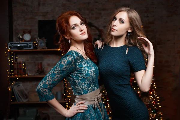 Két Lány Barátnő Karácsonyi Partin Szilveszterkor — Stock Fotó