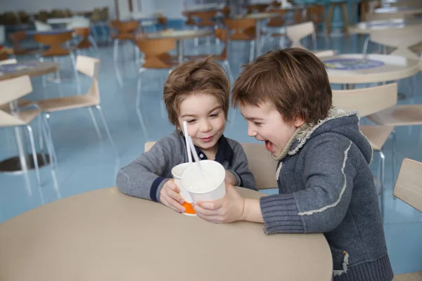 Dois Meninos Alegres Divertir Sentado Uma Mesa Café — Fotografia de Stock