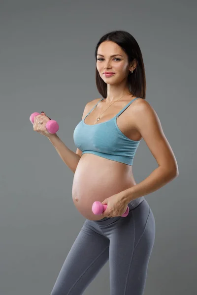 Mujer Embarazada Delgada Dedica Aptitud Aislada Sobre Fondo Gris — Foto de Stock
