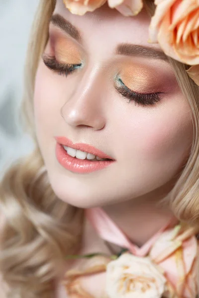 Fashion Beauty Portrait Cute Blonde Girl Wreath Tea Roses Makeup — Stock Photo, Image