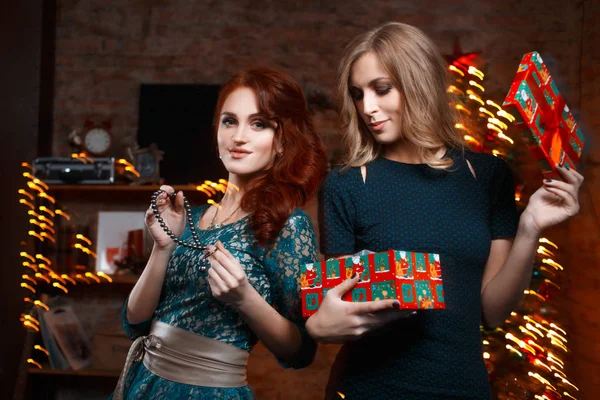 两个女朋友在圣诞晚会上在内部新年 — 图库照片