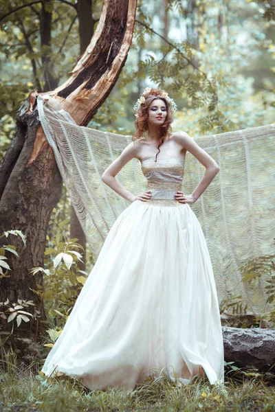 Fille Avec Coiffure Décorée Fleurs Luxuriante Robe Longue Légère Debout — Photo