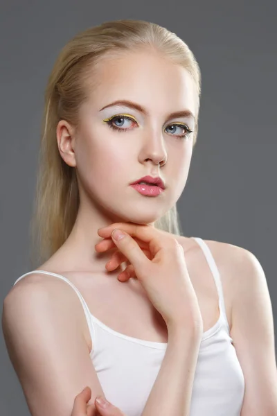 Retrato Belleza Una Joven Rubia Con Maquillaje Sobre Fondo Gris — Foto de Stock
