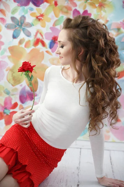美丽的女孩与玫瑰在花卉背景 — 图库照片