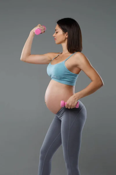 Slim Gravid Kvinna Engagerad Fitness Isolerade Grå Bakgrund — Stockfoto