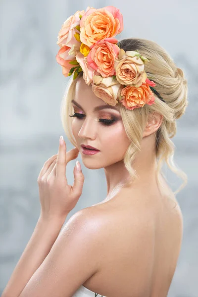 一个可爱的金发女孩与茶玫瑰花圈的美容肖像 — 图库照片