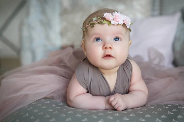 Kislány Gyönyörű Ruhában Koszorú Fejét — Stock Fotó