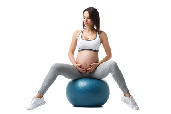 Mujer Embarazada Delgada Dedica Aptitud Bola Aislada Sobre Fondo Blanco — Foto de Stock