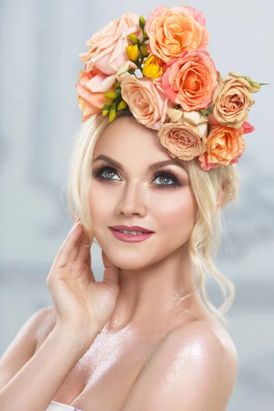 Retrato Beleza Uma Linda Garota Loira Com Uma Coroa Rosas — Fotografia de Stock