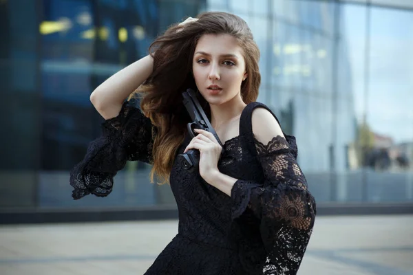 Uma Bela Menina Elegante Vestido Noite Visa Uma Arma — Fotografia de Stock