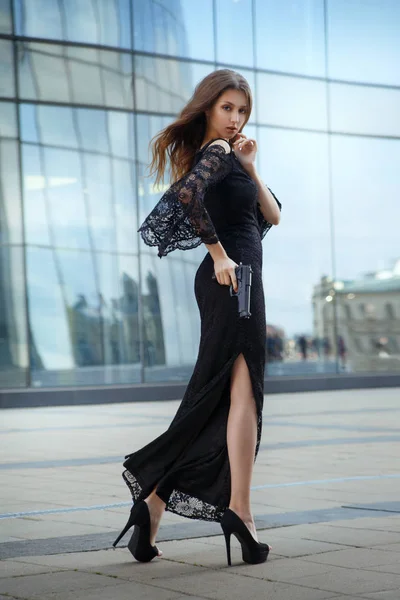 Beautiful Elegant Girl Evening Dress Aims Gun — Stock Photo, Image