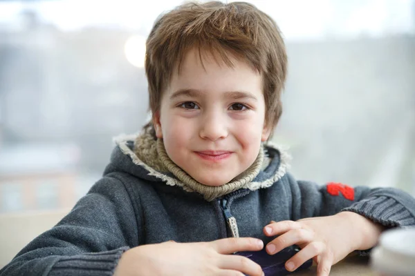 Porträt Eines Lächelnden Kleinen Jungen Freien — Stockfoto