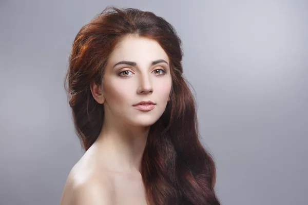 Retrato Beleza Uma Menina Bonito Com Cabelo Chique Longo Isolado — Fotografia de Stock