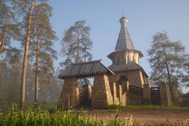 Sisli bir günün şafağında Nikolsky Skete, Valaam Adası, Karelia, Rusya yakınlarındaki bir çay evinin dini binası..