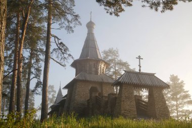 Sisli bir günün şafağında Nikolsky Skete, Valaam Adası, Karelia, Rusya yakınlarındaki bir çay evinin dini binası..