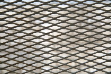 Dokulu arka plan, aynı hücrelerle metal örgüsü..