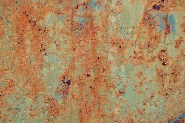Eski paslı metal bir yüzey üzerindeki desenli yeşil boya çatlamış..
