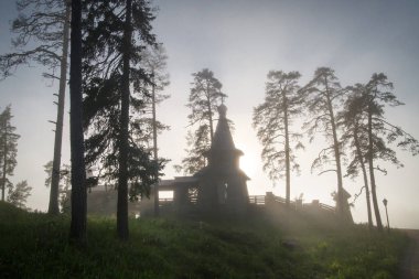 Ormanda sisli bir sabah, bir kilisenin silueti, Valaam Adası, Karelia, Rusya.