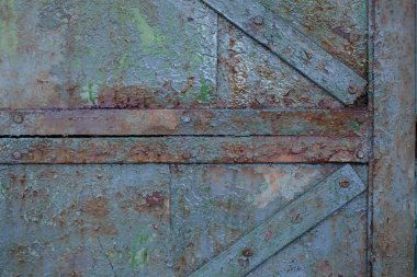 Çapraz kirişli eski paslı kapının ayrıntıları.