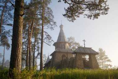 Sisli bir günün şafağında Nikolsky Skete, Valaam Adası, Karelia, Rusya yakınlarındaki bir çay evinin dini binası..