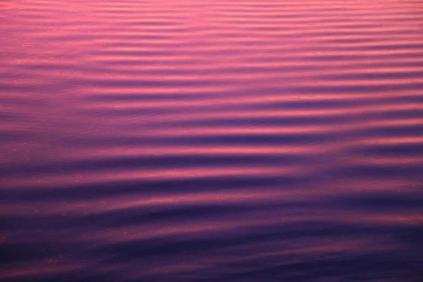 Tapete Wasseroberfläche Mit Einer Reflexion Des Himmels Licht Des Sonnenuntergangs — Stockfoto