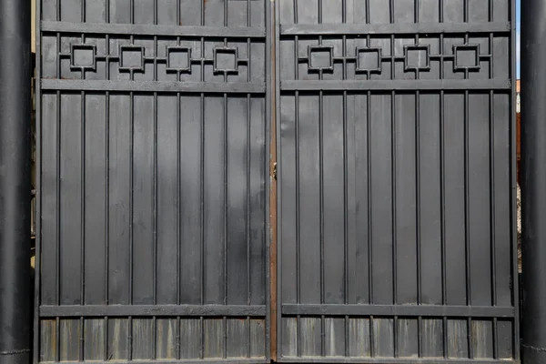 Zwarte Metalen Poort Met Een Geometrisch Patroon — Stockfoto