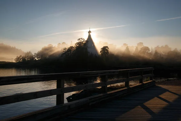 Morgennebellandschaft Mit Der Silhouette Der Kirche Den Sonnenstrahlen Valaam Karelien — Stockfoto