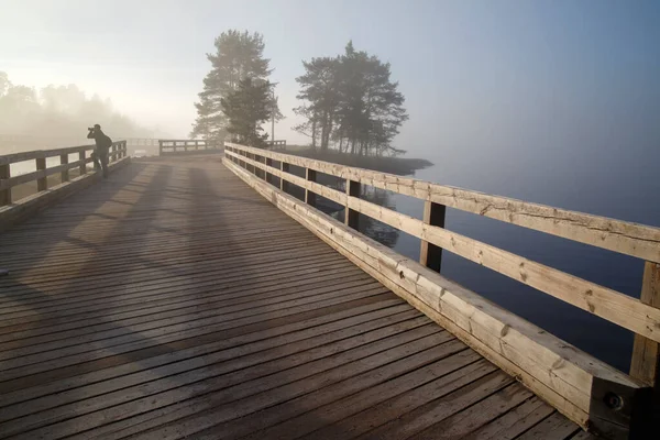 Mattina Paesaggio Nebbioso Con Vecchio Ponte Legno Suluets Alberi Isola — Foto Stock