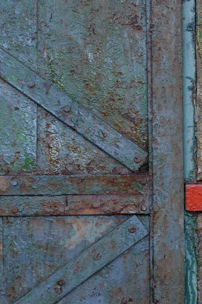带有对角板的旧生锈门的详细情况 — 图库照片