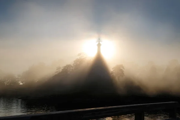 Mattina Nebbioso Paesaggio Con Una Silhouette Della Chiesa Sotto Raggi — Foto Stock