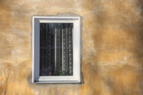 Oude Gele Gepleisterde Muur Met Een Raam — Stockfoto