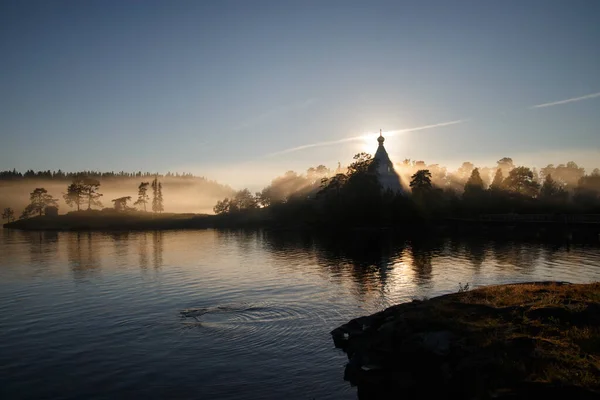 Morgennebellandschaft Mit Der Silhouette Der Kirche Den Sonnenstrahlen Valaam Karelien — Stockfoto