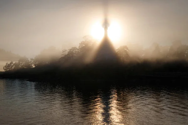 Ранковий Туманний Пейзаж Силуетом Церкви Сонячних Променях Валаам Карелія Росія — стокове фото