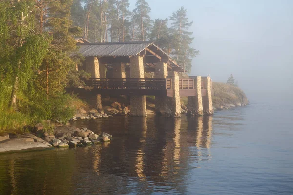 Landschap Met Een Pier Het Meer Stralen Van Lage Zon — Stockfoto