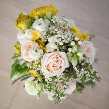 Bahar çiçeklerinin parlak düğün buketi.