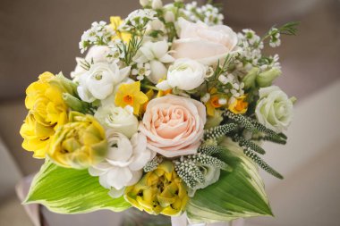 Bahar çiçeklerinin parlak düğün buketi.