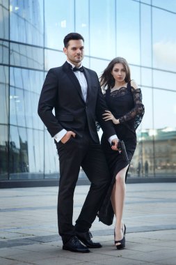 Elinde tabancaları olan zarif bir adam güzel bir kızı korur..