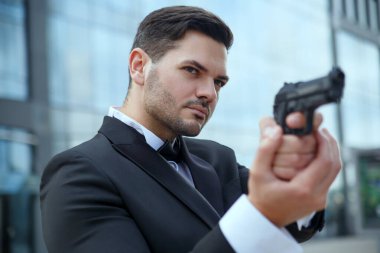 Elinde silahla görkemli bir beyaz adam..